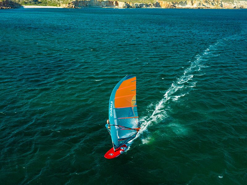 plachta na foil gun sails bow 2020 windsurfing karlin na zemi krasny obrazek